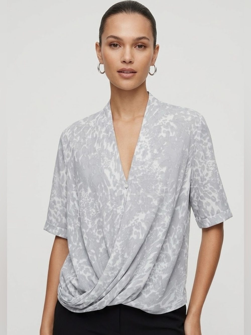 Babaton Light Gray Printed Draped Short-Sleeve Shirt M